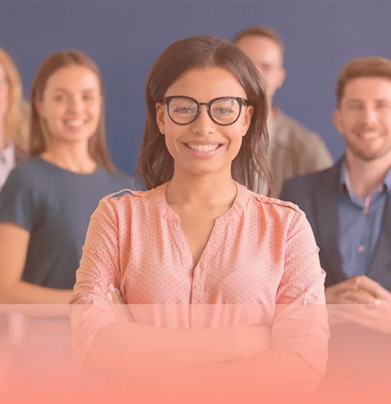 Grupo de pessoas com uma mulher sorrindo à frente de todos