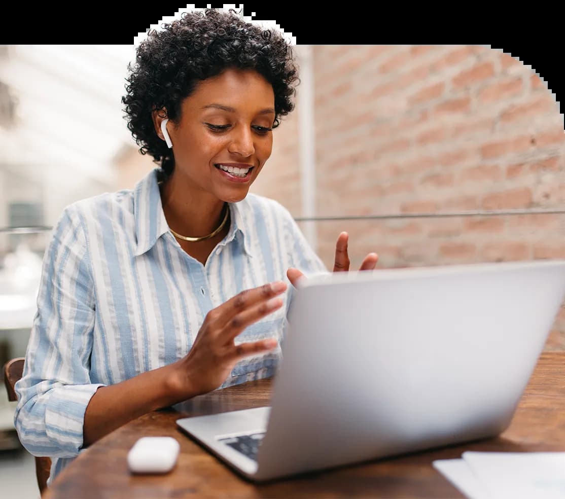 Mulher sentada em frente ao computador