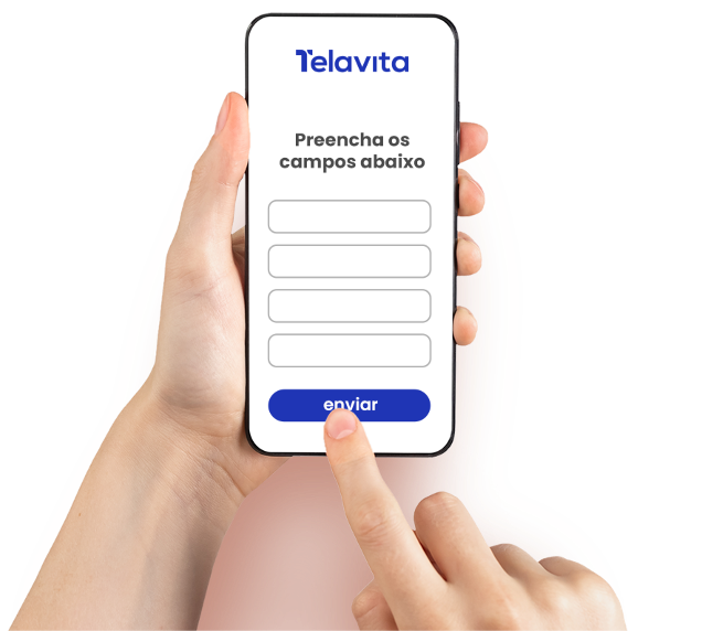 Duas mãos segurando um smartphone no site da Telavita